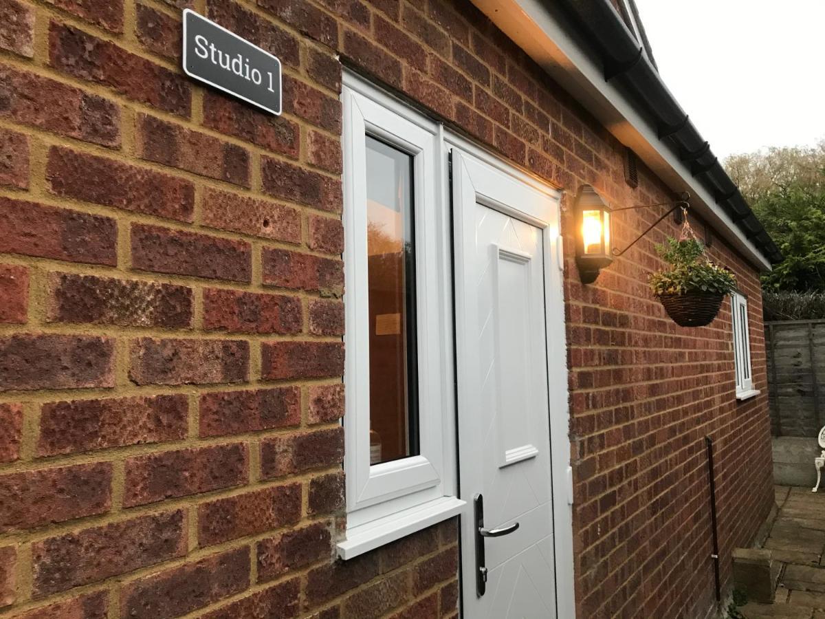 Studio-1-Staines/Heathrow/London-Own Entrance Ngoại thất bức ảnh