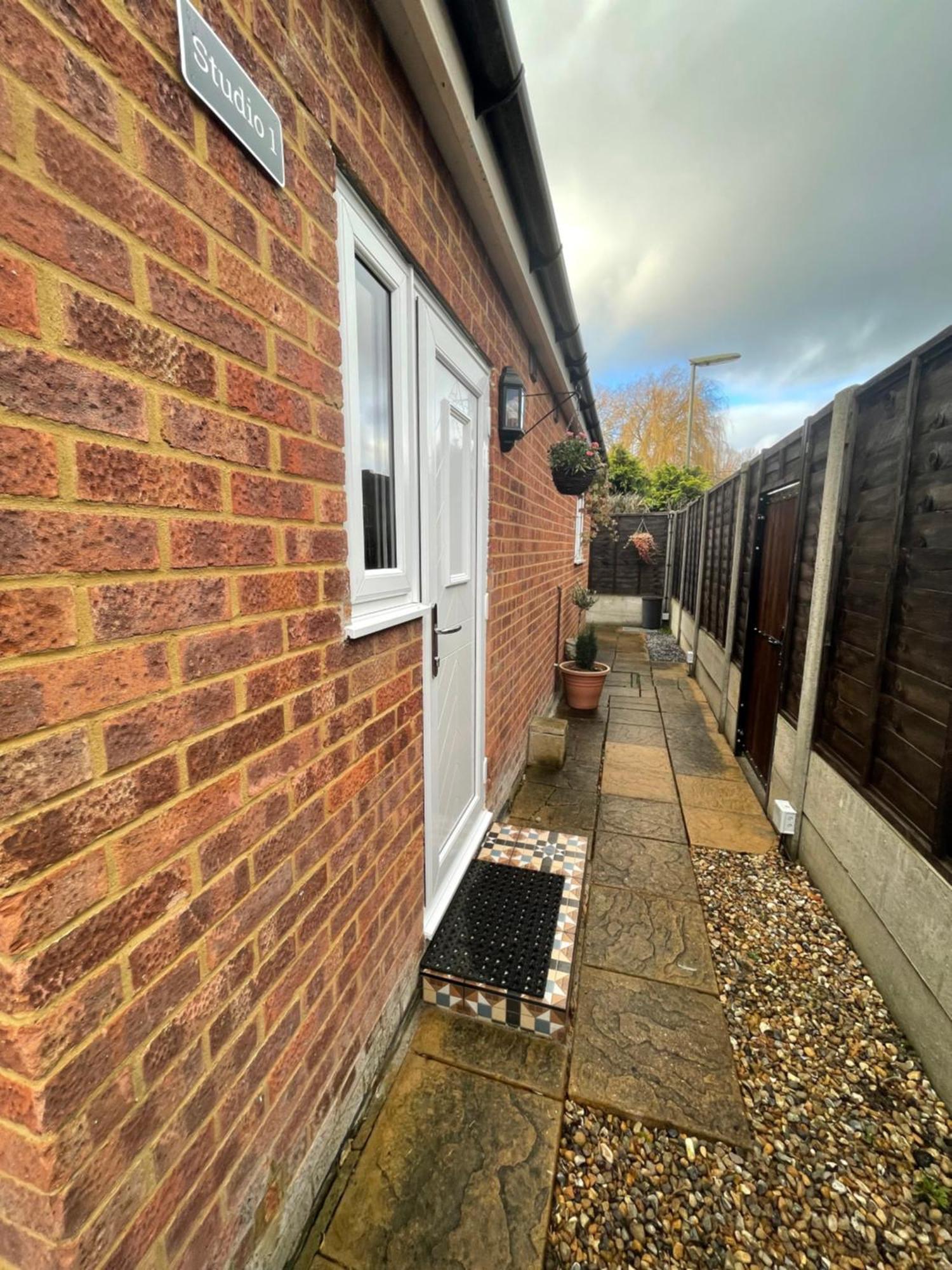 Studio-1-Staines/Heathrow/London-Own Entrance Ngoại thất bức ảnh